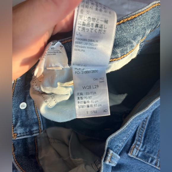 Levi’s high waisted mom jeans - Picture 3 of 4